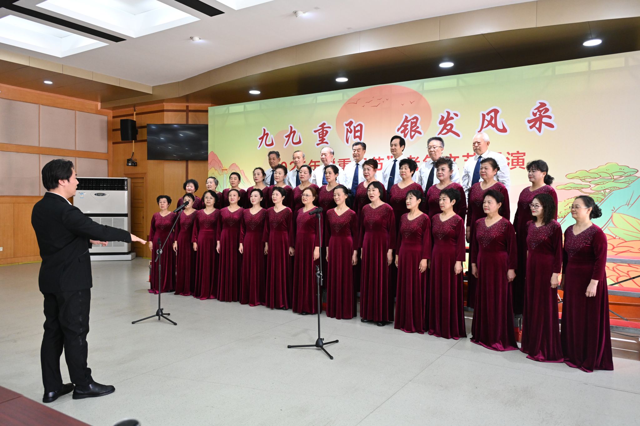 學(xué)校舉行慶祝重陽(yáng)節(jié)老年文藝展演活動(dòng)