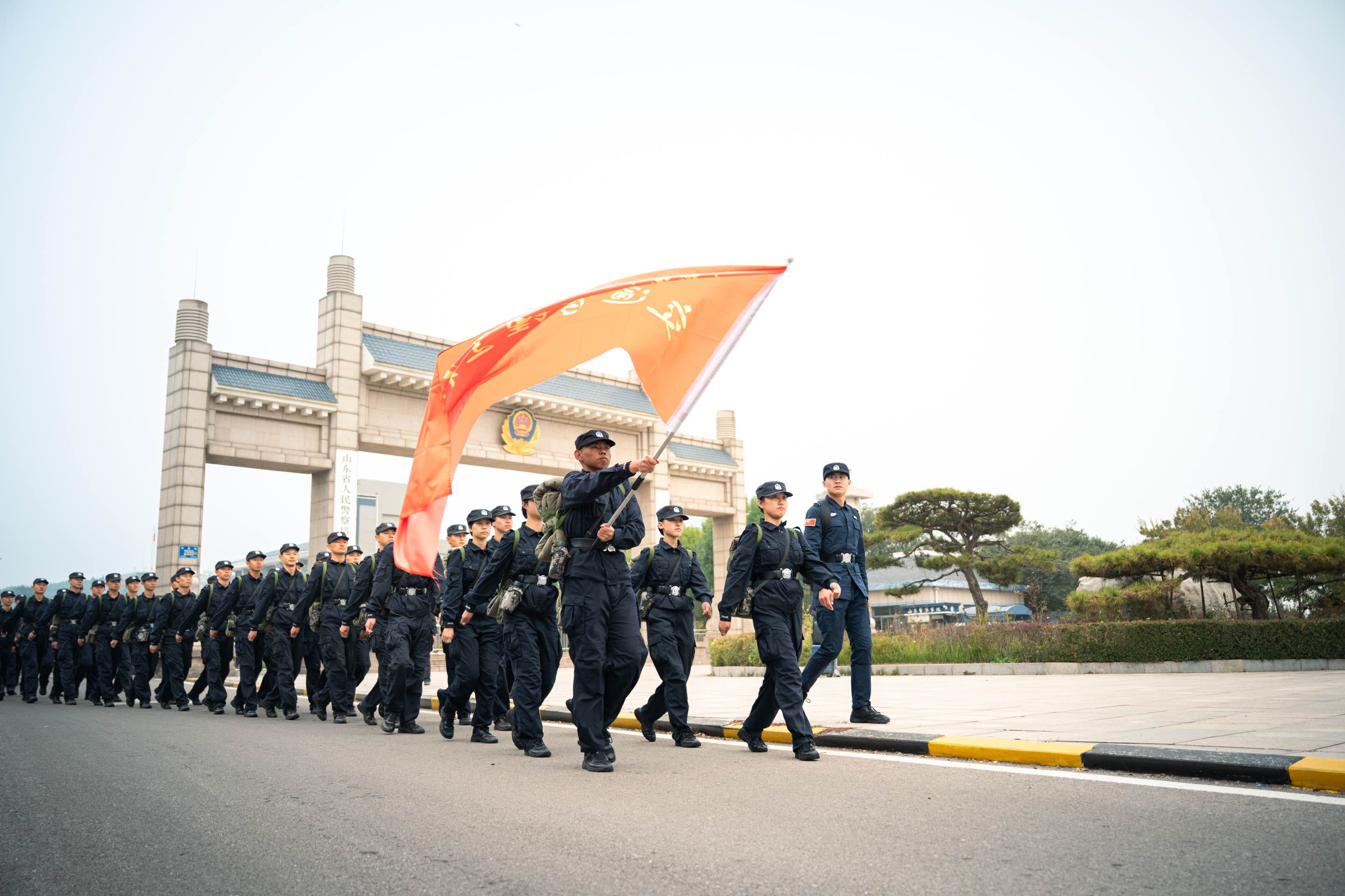 我校舉行2025級(jí)新生“青春鑄劍·平安有我”遠(yuǎn)足拉練活動(dòng)